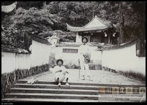 1910-1920年左右拍摄的鼓山“入佛境界”题刻及登山第七亭——驻锡亭（来源：高士威的相册，布里斯托尔大学藏）