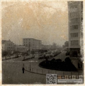 1960年代，从东街口自西向东拍摄的照片，左侧建筑为八一剧场、右侧高楼为邮电大楼（来源：林轶南收藏）