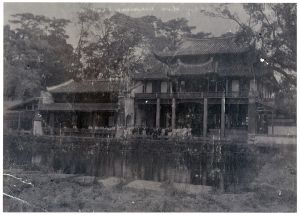 1906年，德国海军“美洲虎号”（S.M.S Jaguar）炮舰水手在涌泉寺回龙阁前合影（来源：林轶南收藏）